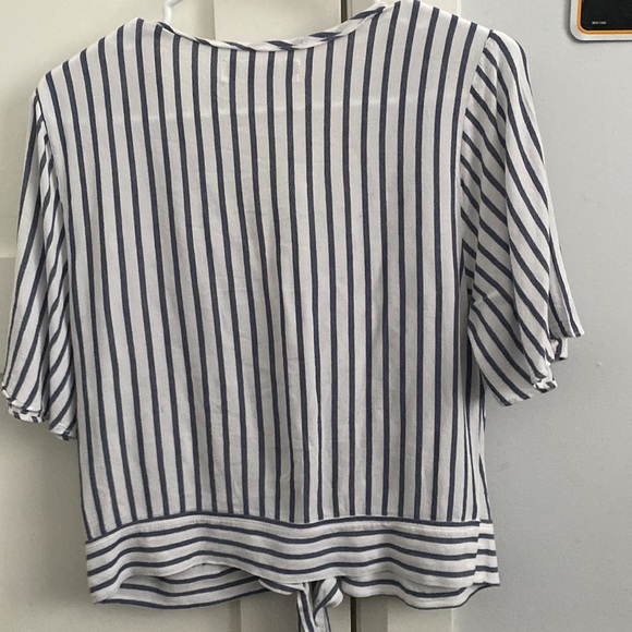 Button down V neck Blouse - Picture 4 of 4